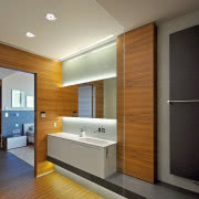 Sypialnia z podwieszanym bujanym fotelem otwarta...