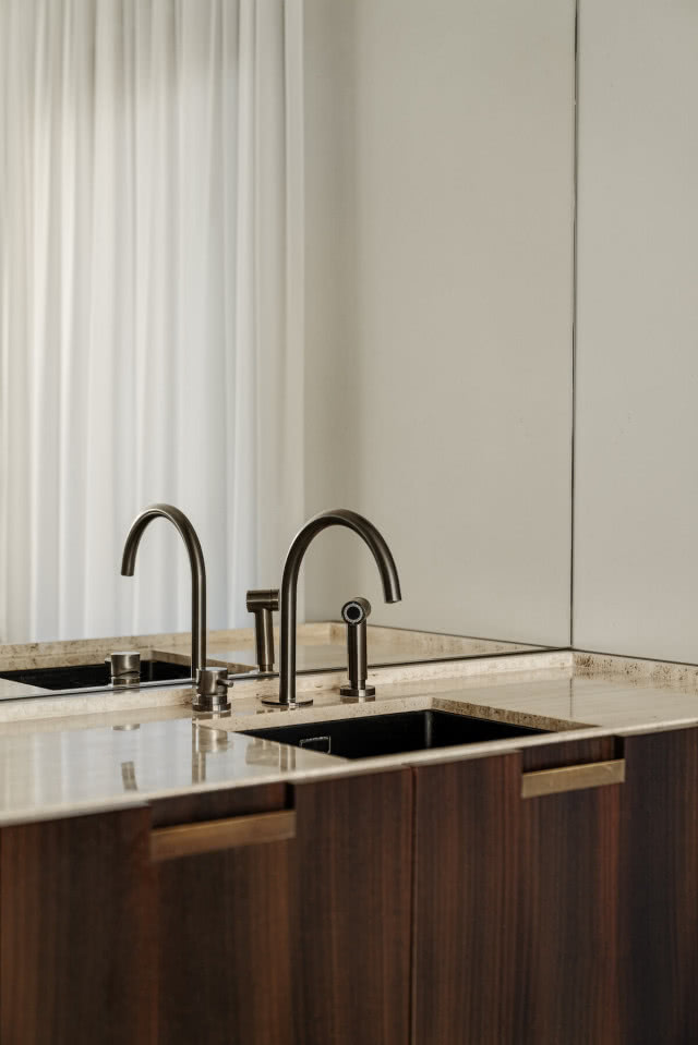 Lustro na ścianie nad blatem kuchennym