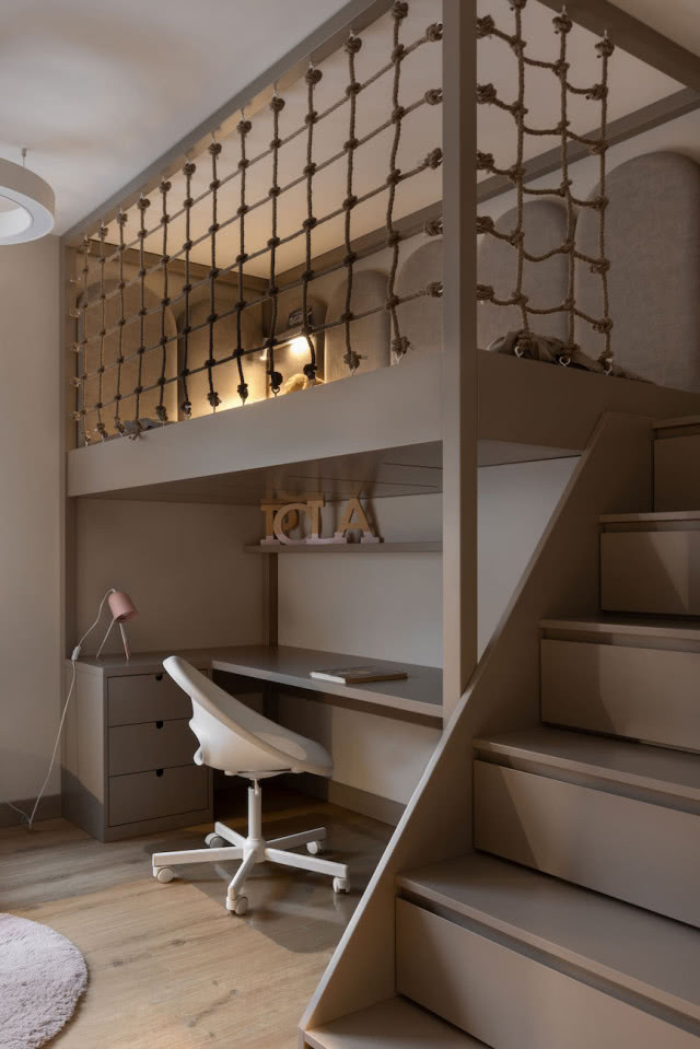 beżowy pokój dziecka z piętrowym łóżkiem