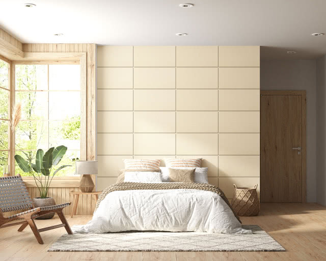 panele kwarcowe w odcieniu żółtym, stolik nocny, lampka nocna, duże łóżko, fotel, kwiat, dywan, drzwi, kosz wiklinowy