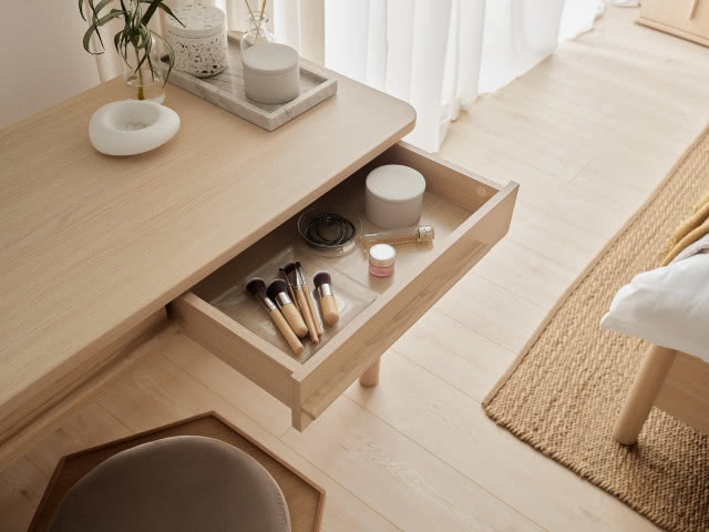 toaletka, otwarta szuflada, pędzelki do makijażu, krzesło, wazon