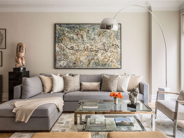 duża lampa w kształcie łuku na tle obrazu, salon