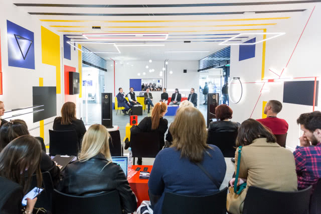 spotkanie z organizatorami targów,, kolorowe ściany w geometryczne wzory