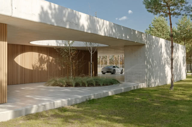 dom z boku z otworem w dachu