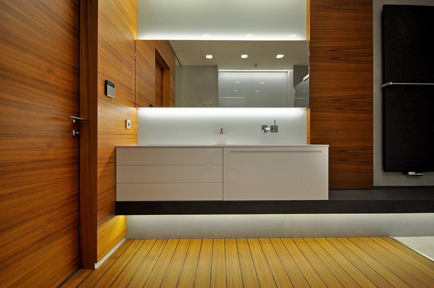 Także w łazience podłoga z desek typu shipdeck...