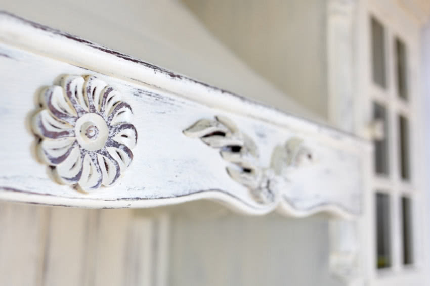 Okap kuchenny dekorowany sztukaterią.