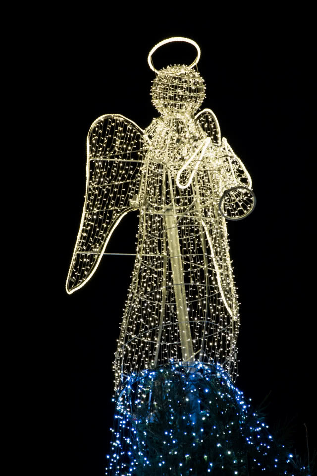 anioł na szczycie choinki