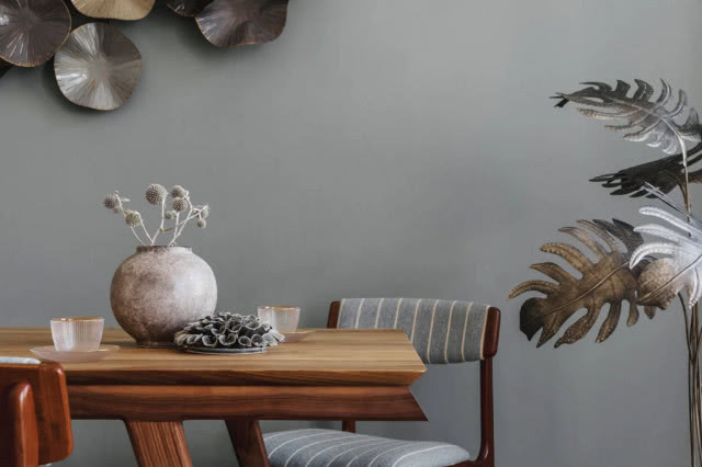 stół na tle szarej ściany