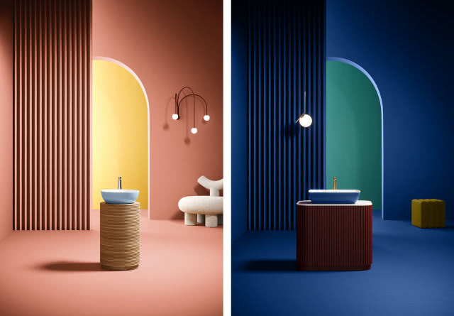 łazienka w kolorze morelowym i niebieski, umywalka nablatowa w kolorze białym i niebieskim, krzesło, pufa, kinkiety, lamele na ścianie