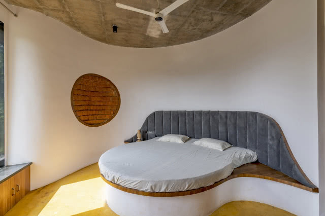 okrągła sypialnia z okrągłym łóżkiem 