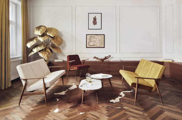 sofy stojące naprzeciwko siebie