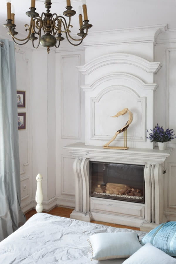 Kominek gazowy w klasycznej aranżacji.