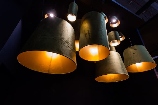 wiszące lampy sufitowe w kolorze czarno złotym