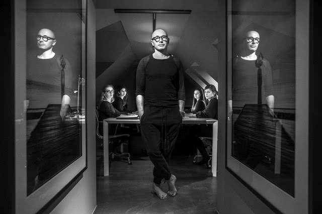 Za legendarny projekt Domu Kwadrantowego doceniono go zagranicą. Kim jest Adam Pulwicki i jak łączy design ze sztuką?