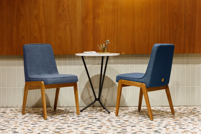 dwa krzesła przy marmurowym stoliku