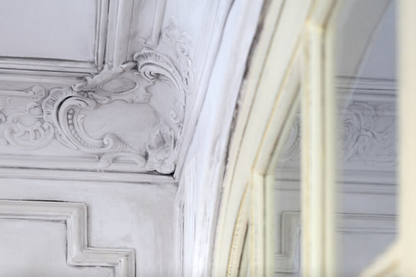 Klasycyzująca sztukateria.