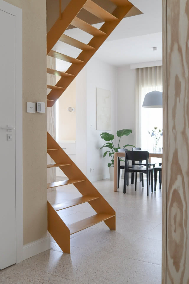 Ażurowe schody kolorowe