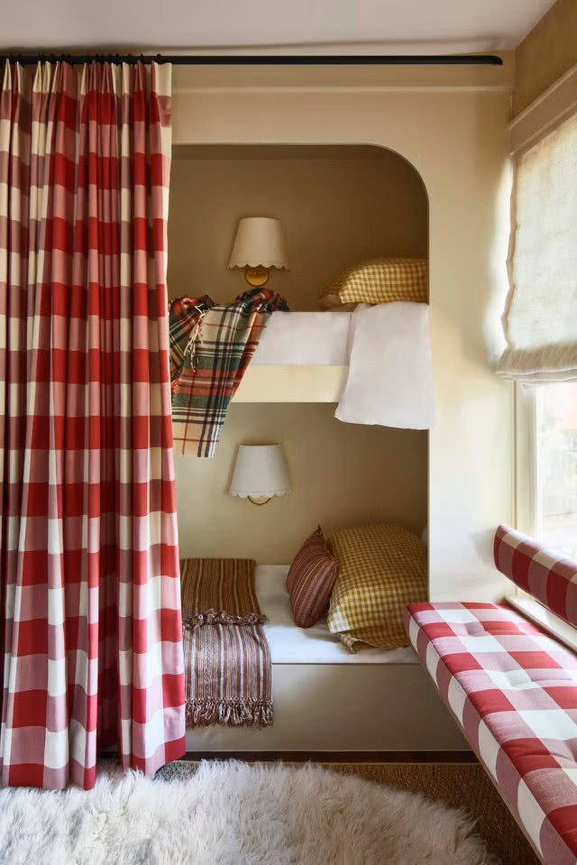 piętrowe łóżko dla dzieci we wnęce