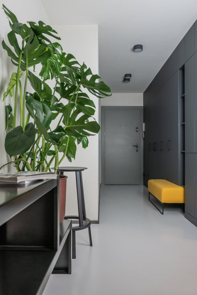 Żółte akcenty na szarym tle