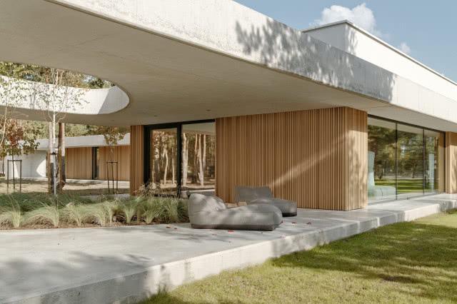 część środkowa z fotelami zadaszona dachem