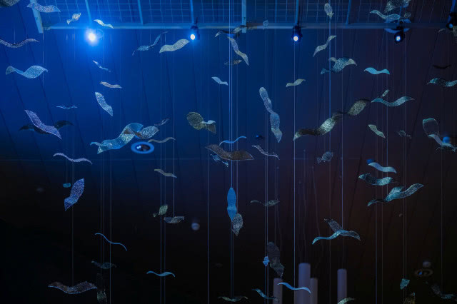 Szkło w ruchu - instalacja w DOMOTECE, która zamienia materię w spektakl