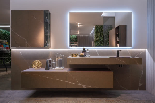 Laminam, kolekcja IN-SIDE, wzór Pietra Piasentina Taupe, łazienka, duże lustro, fronty mebli łazienkowych ze spieków, kosmetyki, czarna bateria umywalkowa