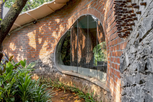 mur i okno od strony ogrodu