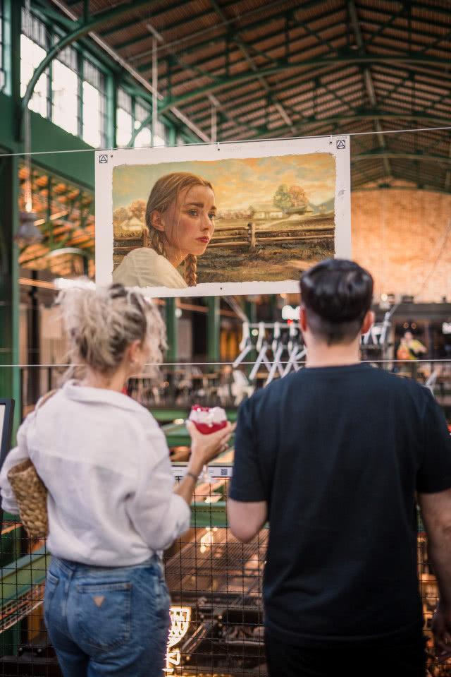 Obrazy z filmu „Chłopi” na wystawie w Hali Koszyki