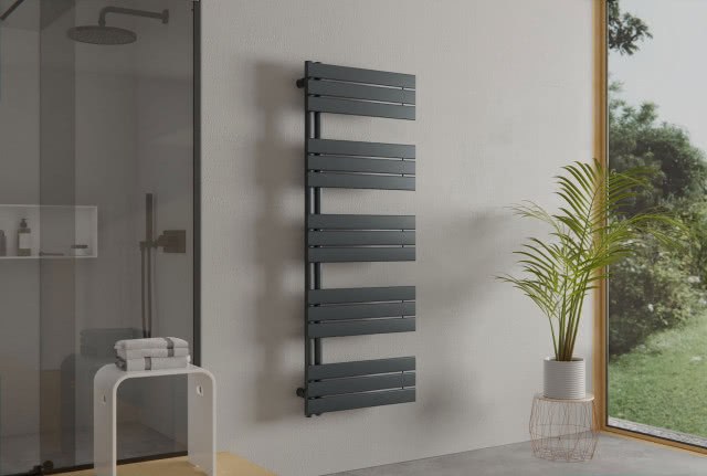 ozdobny grzejnik na ścianie, duże okno, kabina prysznicowa, deszczownica, stołek na ręczniki