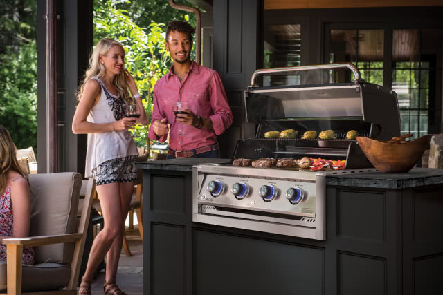 Kuchnia ogrodowa z grillem gazowym - jak zaplanować funkcjonalną i elegancką przestrzeń?