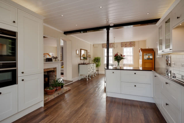 salon z kuchnią w stylu angielskim