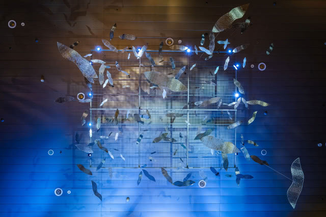 Szkło w ruchu - instalacja w DOMOTECE, która zamienia materię w spektakl