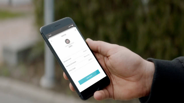 Yale wprowadza nowy, bezkluczykowy zamek do drzwi, the Linus® Smart Lock!