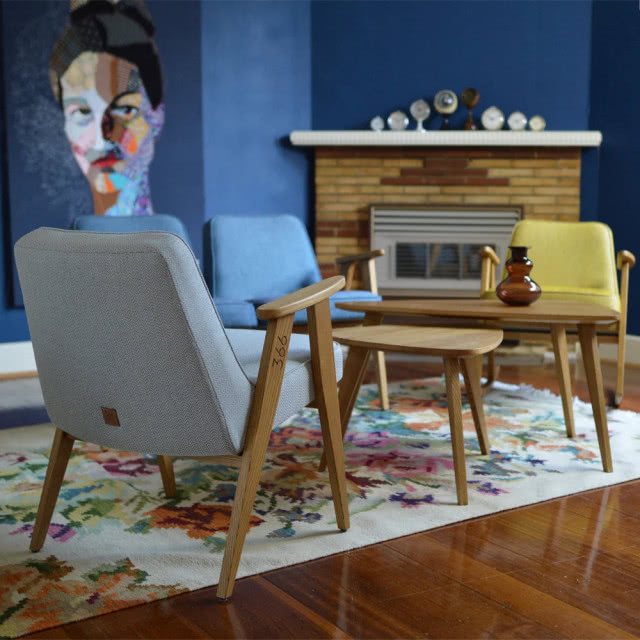 na pierwszy planie krzesło odwrócone plecami, we wnętrzu, przy stoliku kawowym