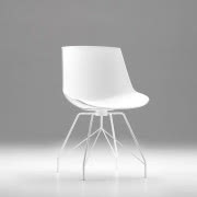 Miss Less. Krzesło dostępne w kilku wersjach...