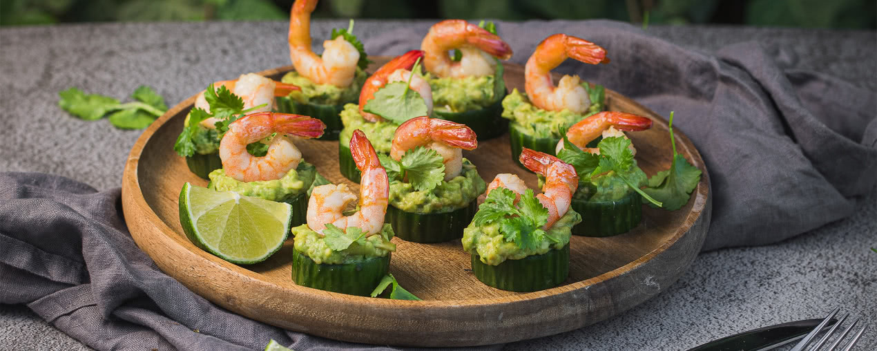 Ogórkowe kąski z guacamole i krewetkami