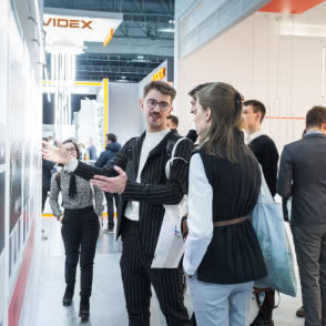 prace konkursowe oglądane przez odwiedzających targi