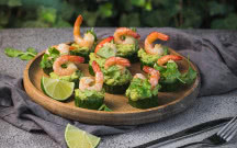 Ogórkowe kąski z guacamole i krewetkami