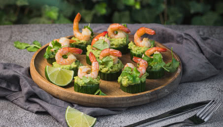 Ogórkowe kąski z guacamole i krewetkami