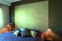Aranżacja sypialni z wykorzystaniem perłowej farby Taika Pearl Paint dostępnej w postaci złotej bazy