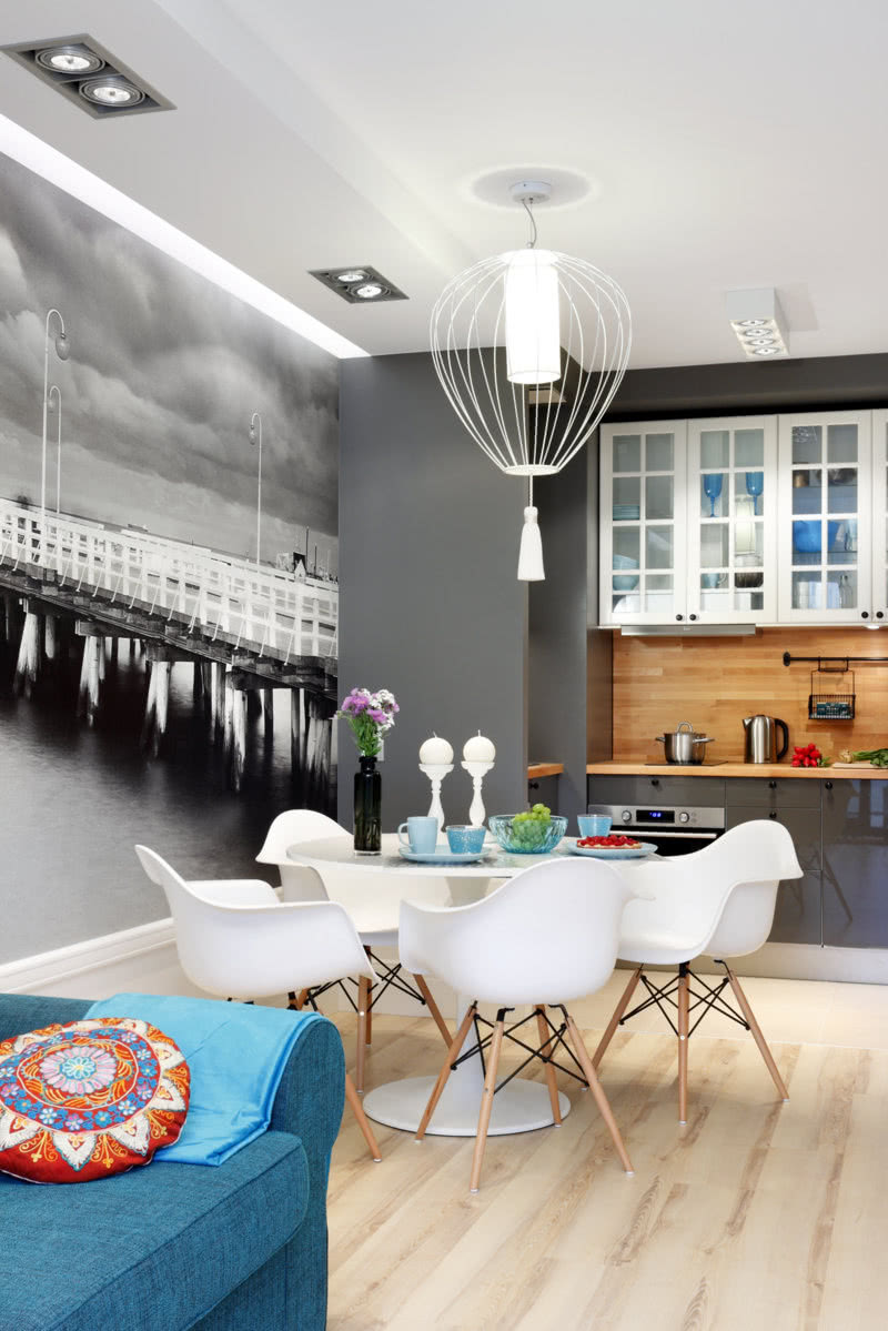 Szare ściany aneksu kuchennego są spójnie łączą...