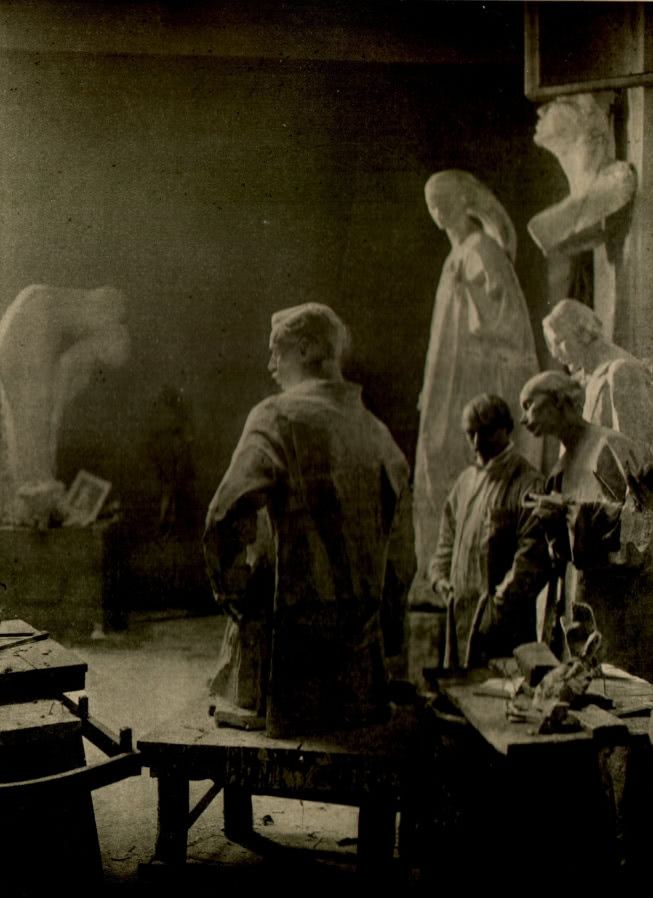 Dunikowski wśród swoich rzeźb, repr. za: M....