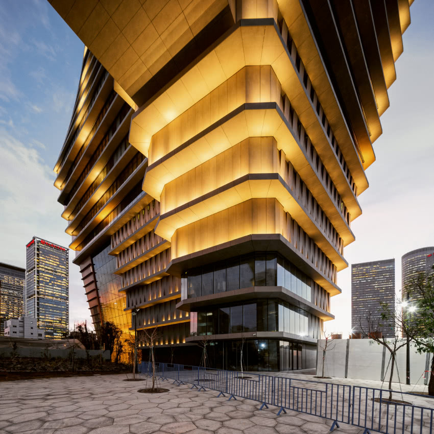 Ten niezwyky budynek biurowy ToHA w centrum Tel...