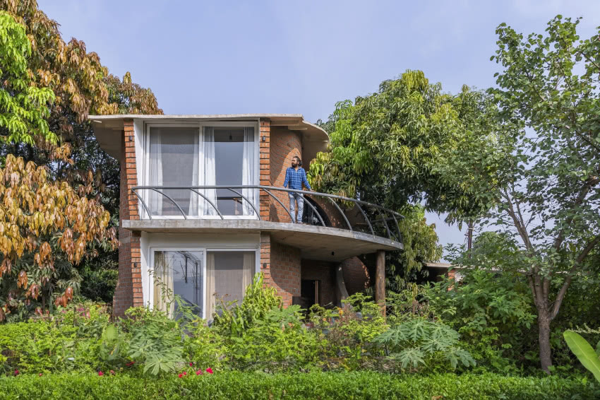 Sypialnię otacza balkon z metalową  barierką. Na...