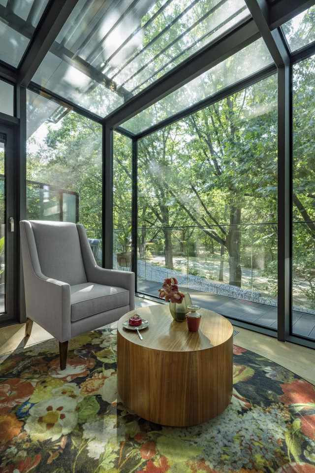 Ogród zimowy z widokiem na las