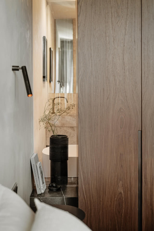 szklana ścianka między sypialnią a łazienką