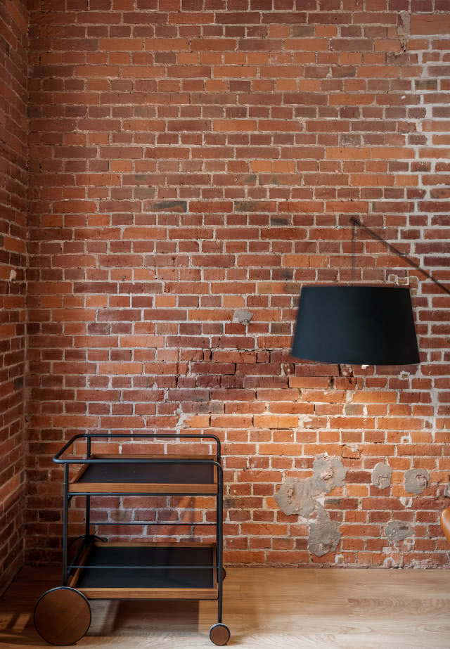Czerwona cegła na ścianach w lofcie
