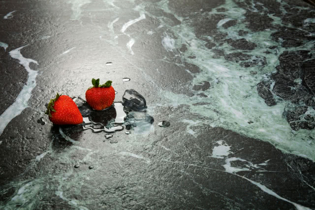 Laminam, kolekcja I-NATURALI, wzór Verde Alpi bocciardato, truskawki, 