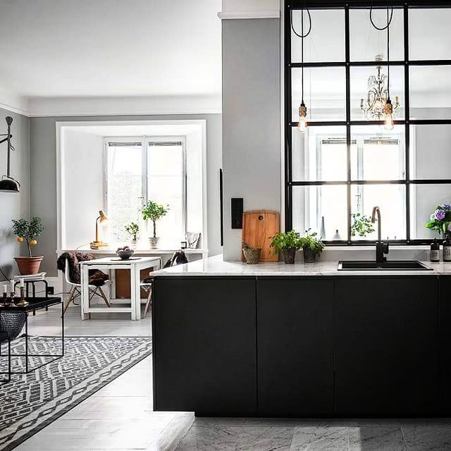 aneks kuchenny - czarne szafki kuchenne i szklana ściana