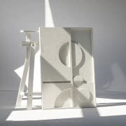 Ten relief wykonany jest z prasowanych włókien...